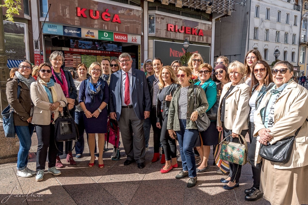 Izložba o tetama i barbama pričalicama na riječkom Korzu