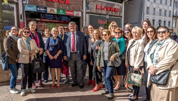 Izložba o tetama i barbama pričalicama na riječkom Korzu